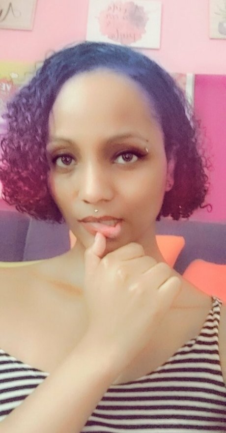 Naakte gelekte OnlyFans-foto van Lisasubqueen