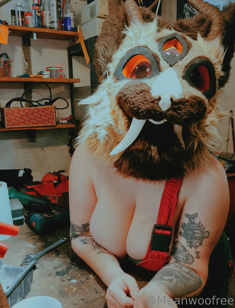 Naakte gelekte OnlyFans-foto van Meanwoofree
