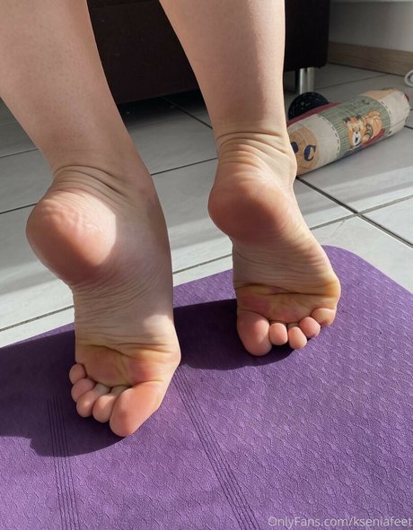 Naakte gelekte OnlyFans-foto van Kflexiblefeet