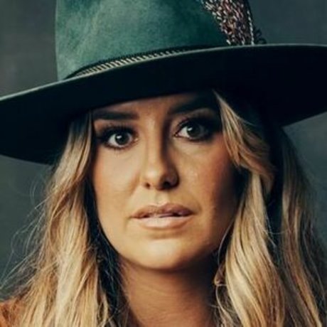Naakte gelekte OnlyFans-foto van Lainey Wilson