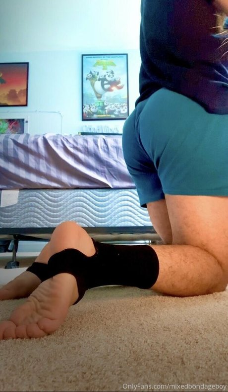 Naakte gelekte OnlyFans-foto van Mixedbondageboy
