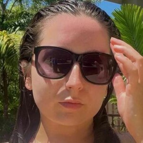 Naakte gelekte OnlyFans-foto van Kirsty Louise Wells
