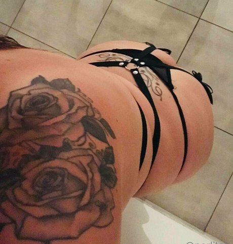 Naakte gelekte OnlyFans-foto van Perlitah