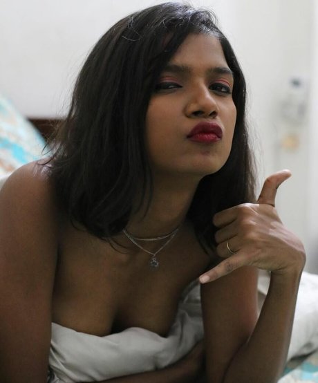 Naakte gelekte OnlyFans-foto van Khyatishree