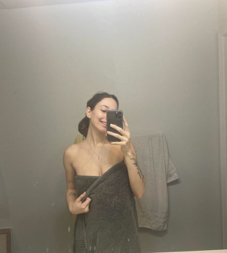 Naakte gelekte OnlyFans-foto van Avesfree