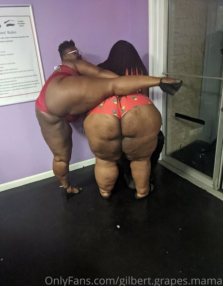 Naakte gelekte OnlyFans-foto van Gilbertgrapesmama