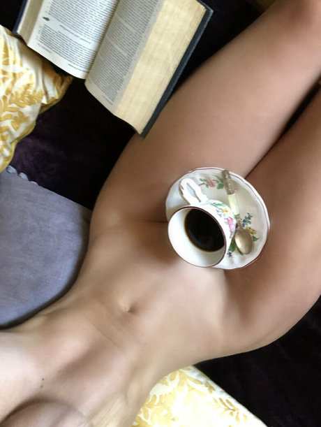 Naakte gelekte OnlyFans-foto van Thekurvmagazine