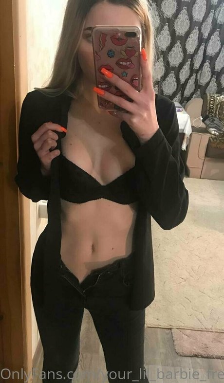 Naakte gelekte OnlyFans-foto van Yourlilbarbiefree