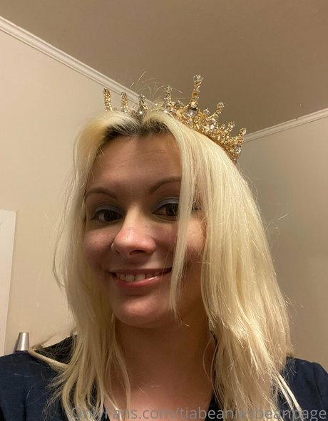 Naakte gelekte OnlyFans-foto van Realprincesstiabeanie