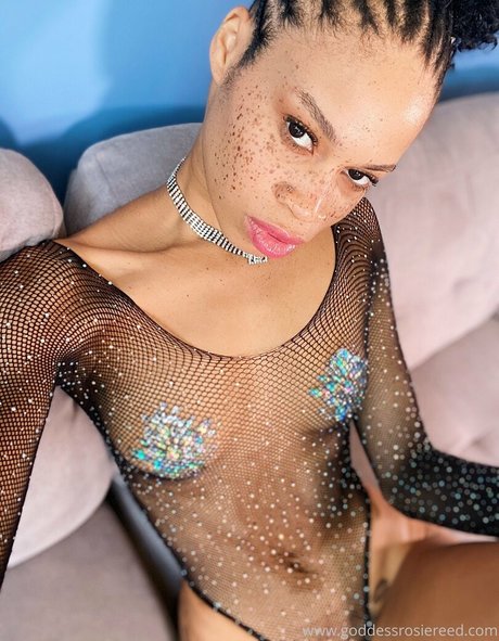 Naakte gelekte OnlyFans-foto van Goddessrosiereed