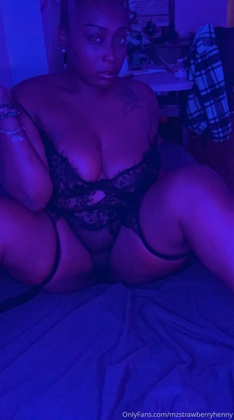 Naakte gelekte OnlyFans-foto van Mzstrawberryhenny