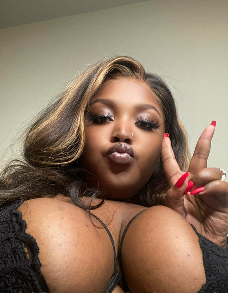 Naakte gelekte OnlyFans-foto van Misschocolateshortcake