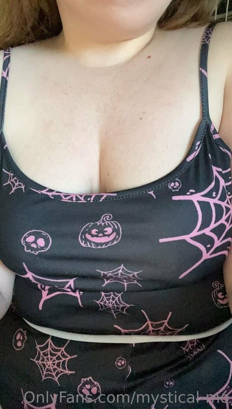 Naakte gelekte OnlyFans-foto van Mysticalmo