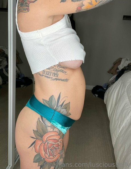 Naakte gelekte OnlyFans-foto van Lusciousbelly