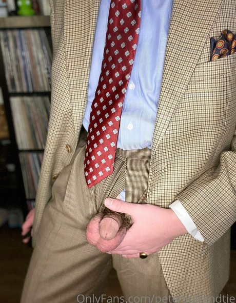 Naakte gelekte OnlyFans-foto van Petersuitandtie