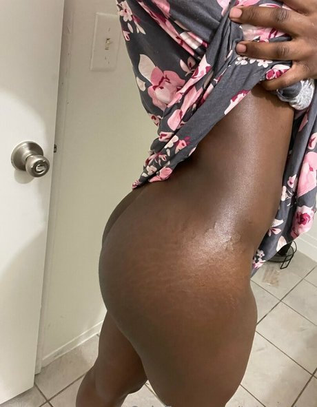 Naakte gelekte OnlyFans-foto van Tatsumisu