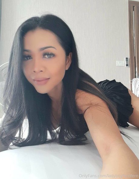 Naakte gelekte OnlyFans-foto van Ladyboyfernfern