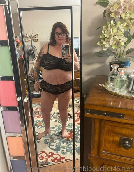 Naakte gelekte OnlyFans-foto van Bambibouchet46ifree