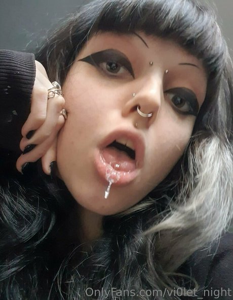 Naakte gelekte OnlyFans-foto van Vi0letnight