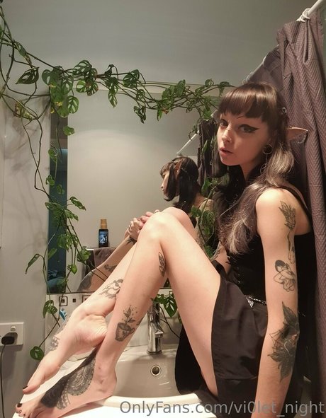Naakte gelekte OnlyFans-foto van Vi0letnight