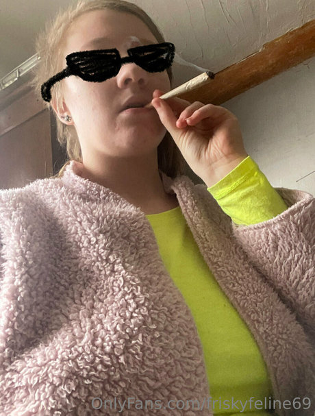 Naakte gelekte OnlyFans-foto van Friskyfeline69
