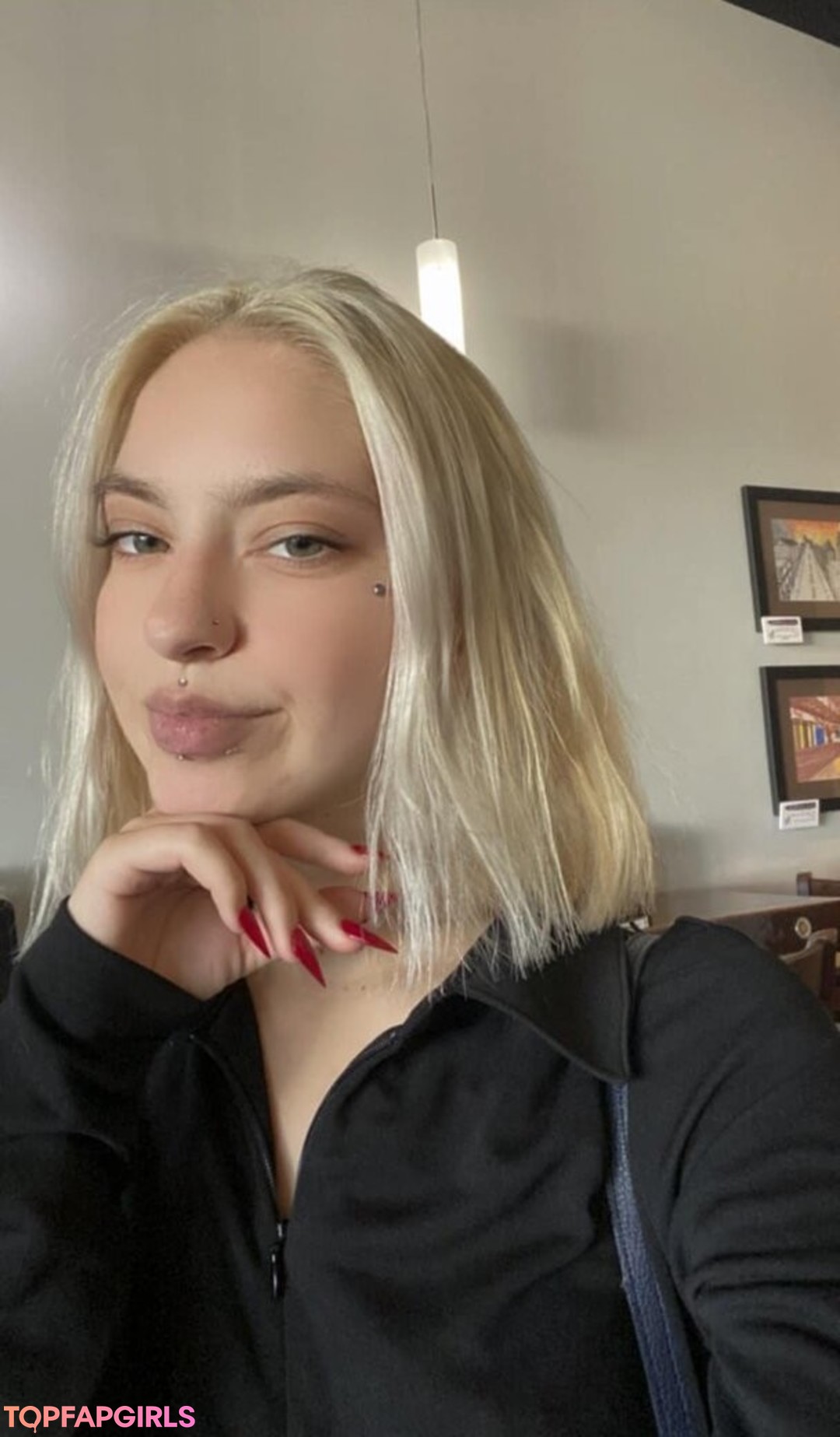 Naakte gelekte OnlyFans-foto van Violetscabaret #52 Naakte gelekte OnlyFans-foto van Violetscabaret #52