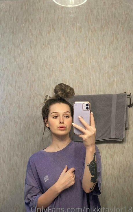 Naakte gelekte OnlyFans-foto van Sophomore Jordan