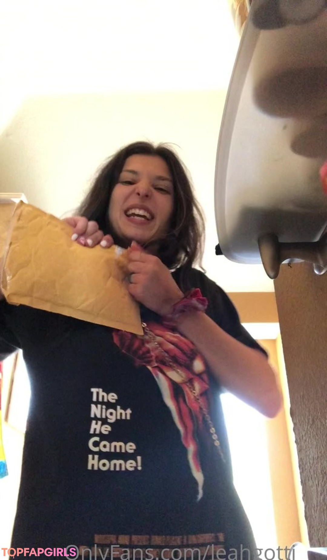 Naakte gelekte OnlyFans-foto van Leah Gotti #1096