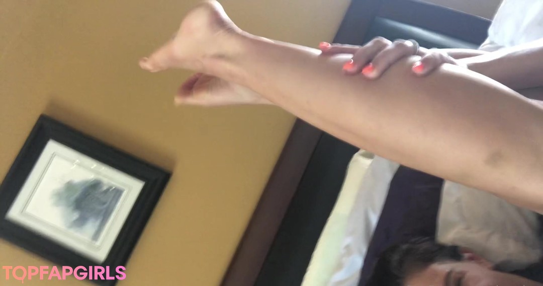 Naakte gelekte OnlyFans-foto van Leah Gotti #1099