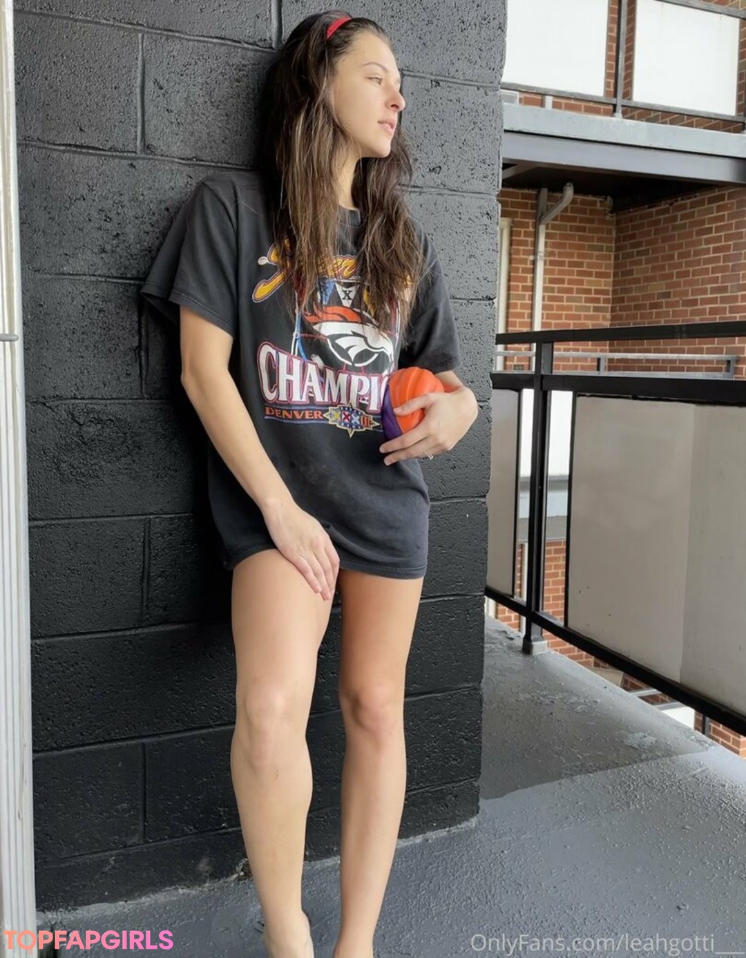 Naakte gelekte OnlyFans-foto van Leah Gotti #1430