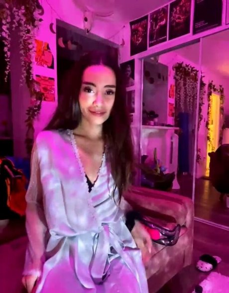 Naakte gelekte OnlyFans-foto van Aria Lee