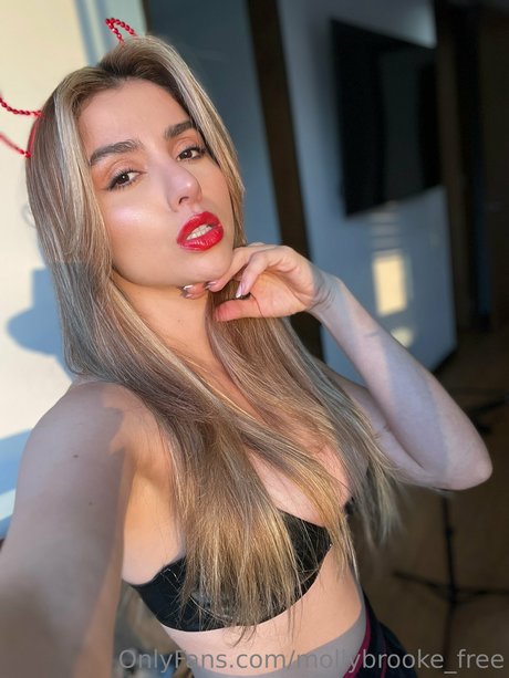 Naakte gelekte OnlyFans-foto van Molly Brooke