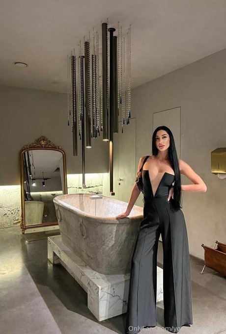 Naakte gelekte OnlyFans-foto van Mari Sweet