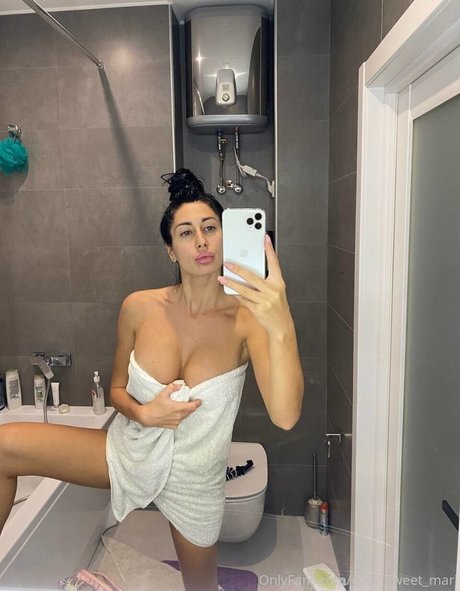 Naakte gelekte OnlyFans-foto van Mari Sweet