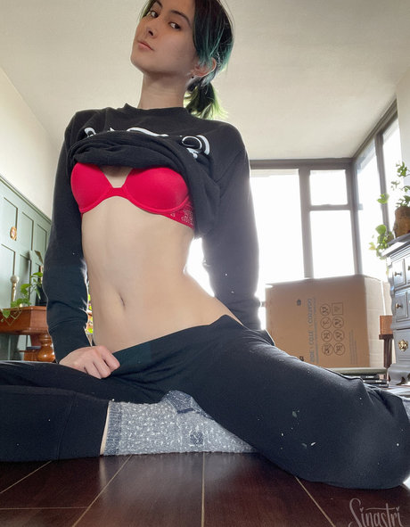 Naakte gelekte OnlyFans-foto van Sinastri