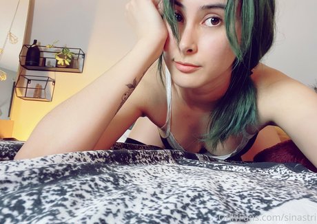 Naakte gelekte OnlyFans-foto van Sinastri