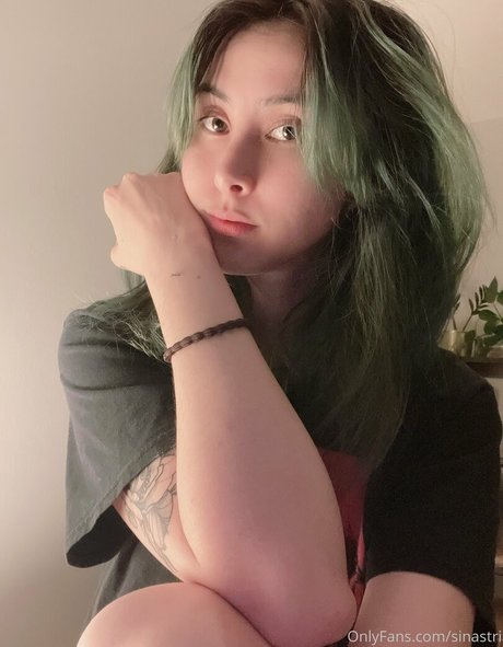 Naakte gelekte OnlyFans-foto van Sinastri