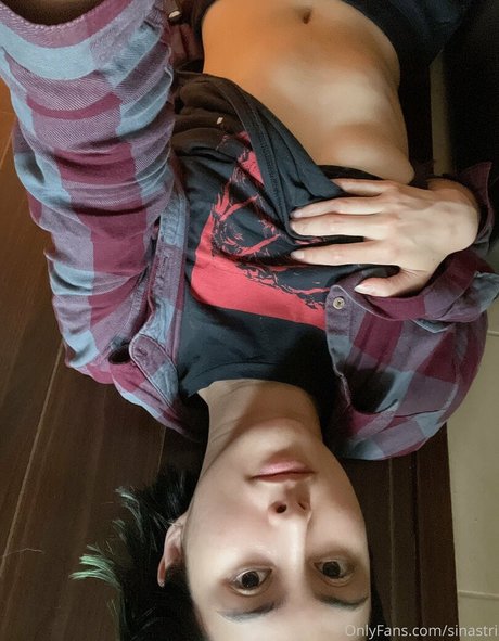 Naakte gelekte OnlyFans-foto van Sinastri