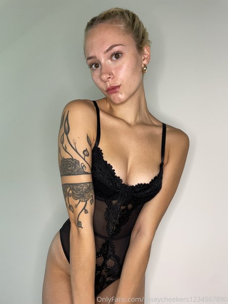 Naakte gelekte OnlyFans-foto van Rosey Cheekers
