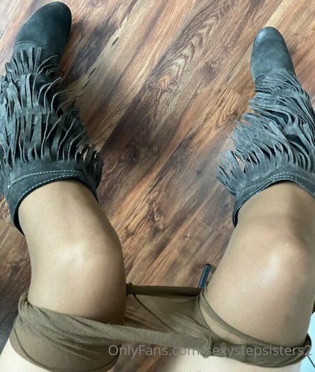 Naakte gelekte OnlyFans-foto van Two Naked Sisters