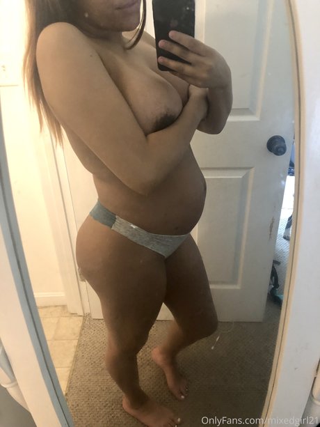Naakte gelekte OnlyFans-foto van Mixed Girl21