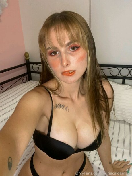 Naakte gelekte OnlyFans-foto van Nuriacaldenteyy