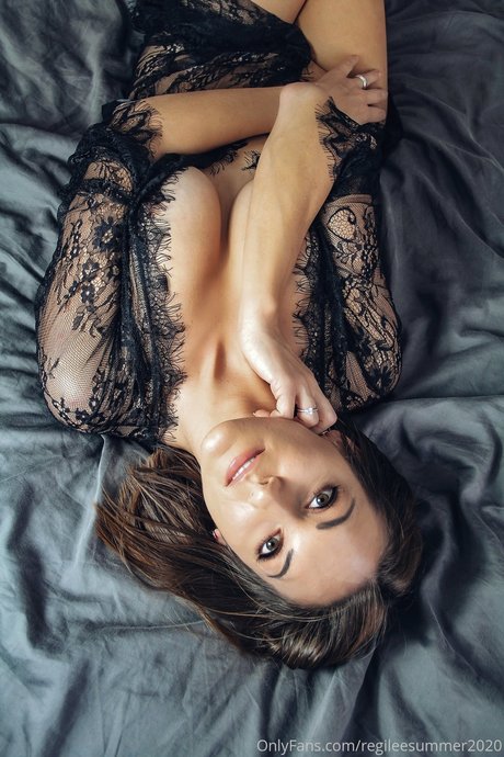 Naakte gelekte OnlyFans-foto van Regi Lee Summer