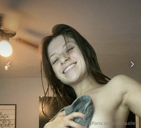 Naakte gelekte OnlyFans-foto van Alicia Allen