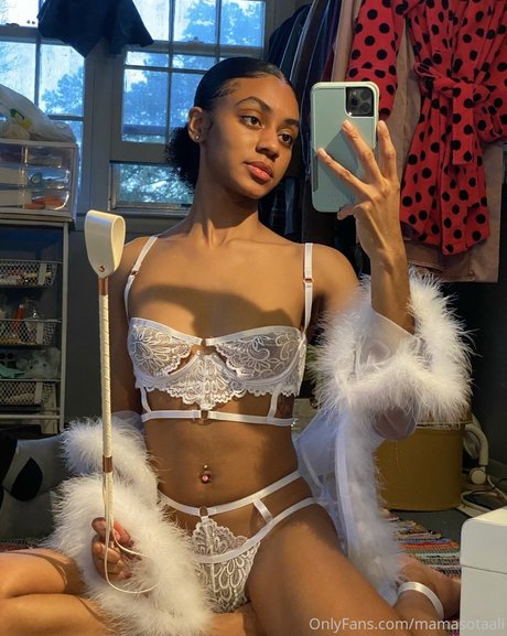 Naakte gelekte OnlyFans-foto van Maria S Moon