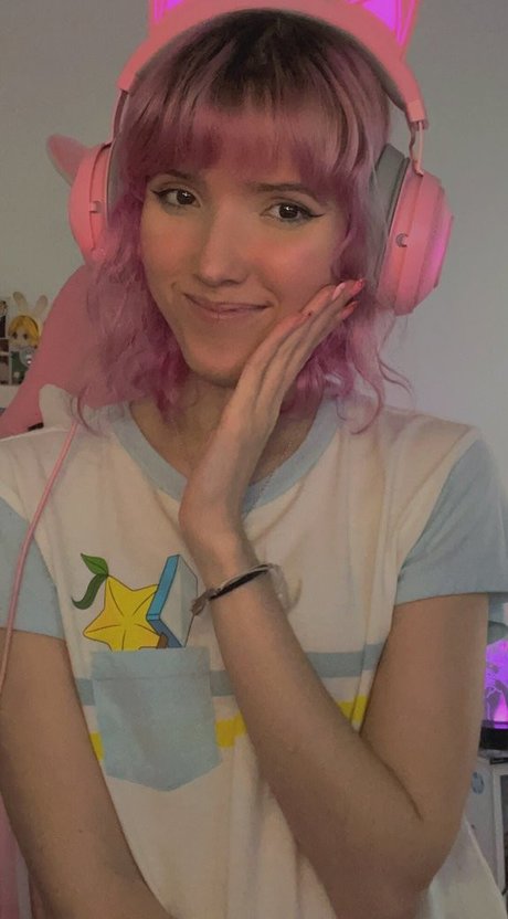 Naakte gelekte OnlyFans-foto van Strawberry Girl Kairi