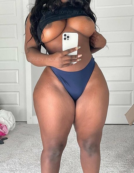Naakte gelekte OnlyFans-foto van Sultrynicole