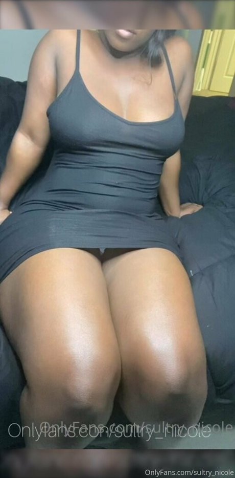 Naakte gelekte OnlyFans-foto van Sultrynicole