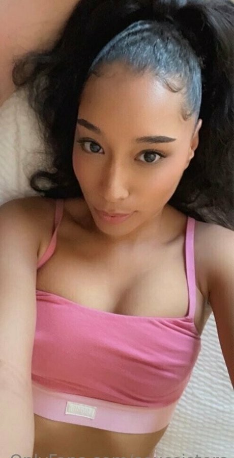 Naakte gelekte OnlyFans-foto van Molly And Mia