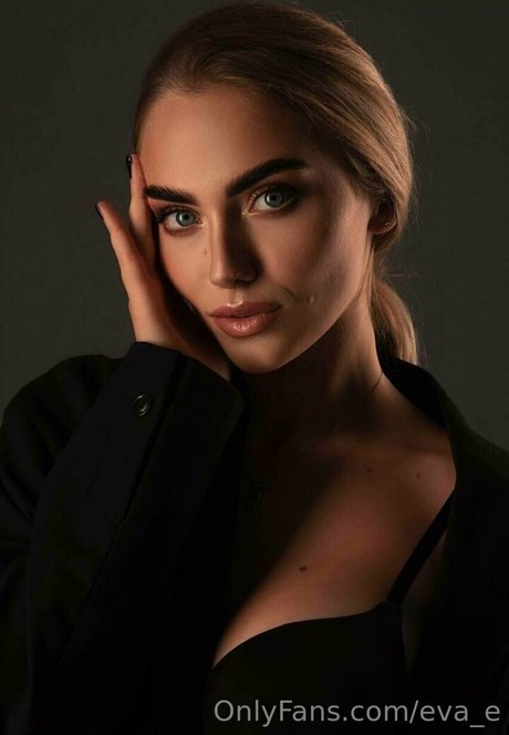 Naakte gelekte OnlyFans-foto van Evae